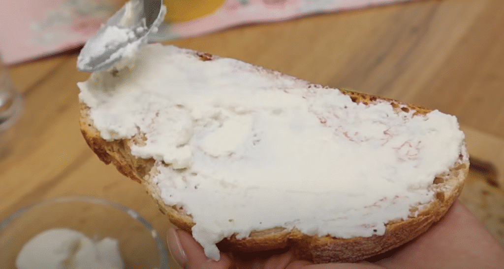 Τραγανό ψωμί με εξάπλωση αβοκάντο, κρέμα ricotta και αυγό
