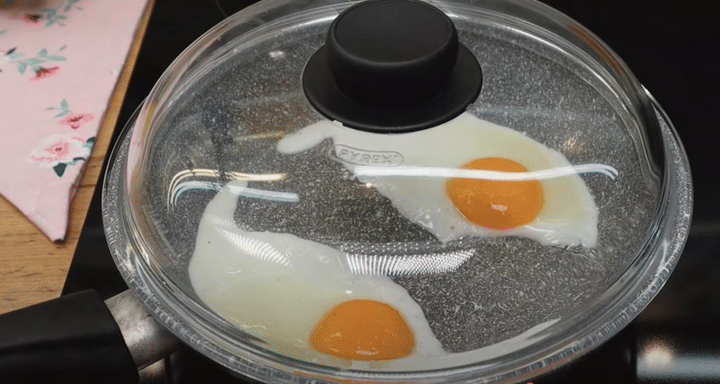 Τραγανό ψωμί με εξάπλωση αβοκάντο, κρέμα ricotta και αυγό