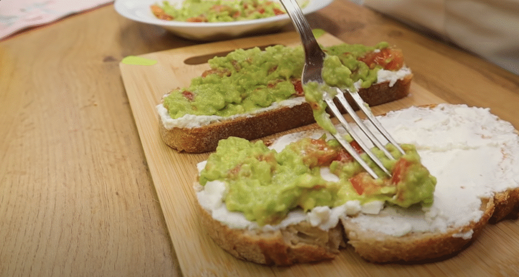 Τραγανό ψωμί με εξάπλωση αβοκάντο, κρέμα ricotta και αυγό