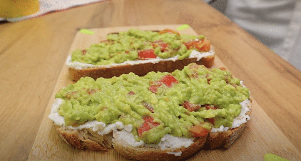 Τραγανό ψωμί με εξάπλωση αβοκάντο, κρέμα ricotta και αυγό