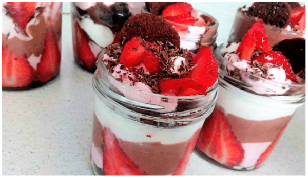 Κύπελλο Mascarpone με φράουλες και μπισκότα σφουγγαριού σοκολάτας: κομψό επιδόρπιο σε ένα ποτήρι