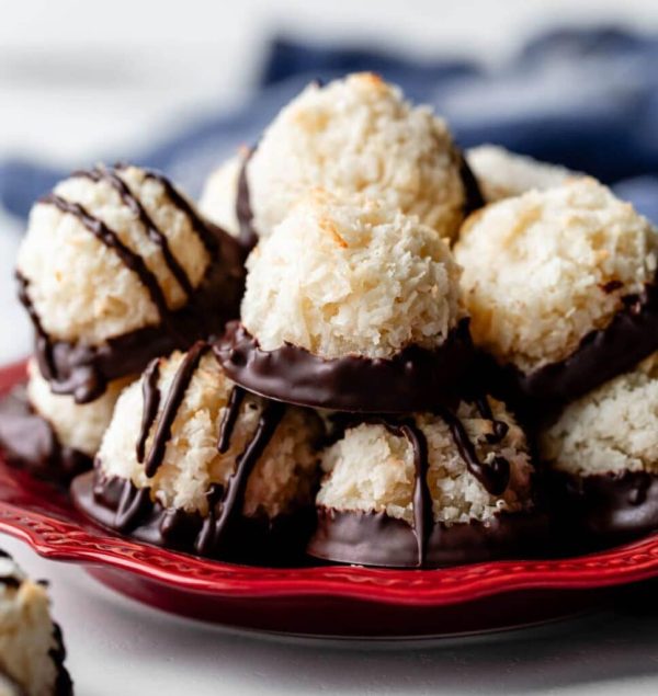 Macaroons καρύδας: χνουδωτό και λεπτό τραγανό ζαχαροπλαστείο με σοκολάτα