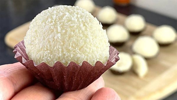 Rafaello Coconut Balls με αμύγδαλα: Απλή γλυκύτητα με λευκή σοκολάτα