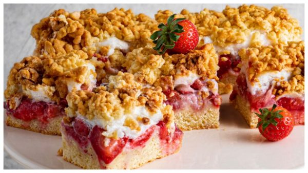 Fragile Strawberry Cake With Crumb: Περιμένω αυτό το κέικ όλο το χρόνο – μια γρήγορη και απλή συνταγή!
