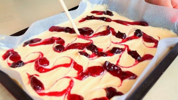Το επιδόρπιο του Kefir τελείωσε σε 10 λεπτά: επιδόρπιο σφουγγαριού με γέμιση