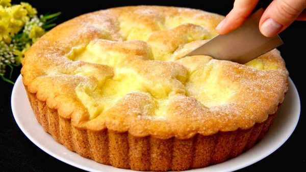 Fluffy Lemon Cake με κρέμα βανίλιας: φρέσκο ​​επιδόρπιο