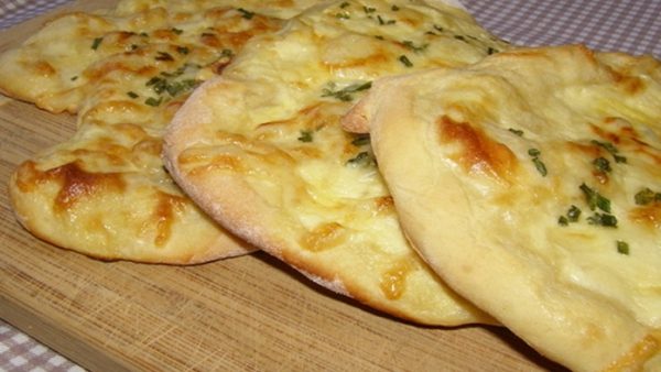 Γιαούρτι τηγανίτες με τυρί και σχοινόπρασο: γεύση το ψωμί τελείωσε μία φορά δύο