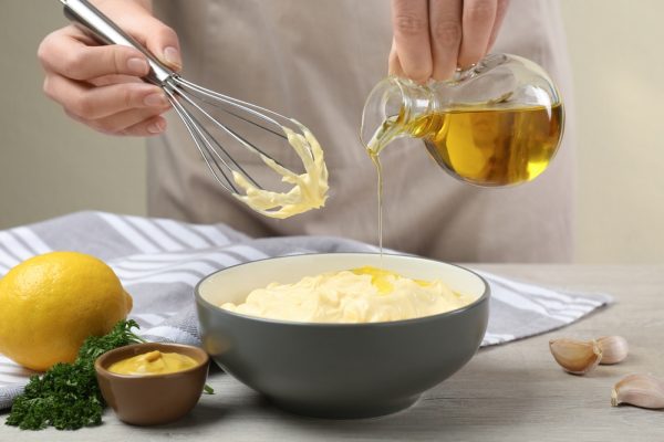 Η μαγιονέζα έχει έρθει και τα καταστήματα είναι κλειστά; Κάντε τον εαυτό σας. Αυτή η συνταγή θα εξοικονομήσει τα πάντα