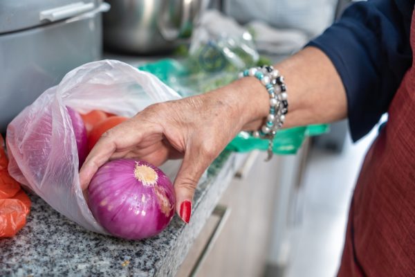 Έβαλα το κρεμμύδι στην κατάψυξη για 15 λεπτά. Το αποτέλεσμα; Δεν θα μετανιώσετε!