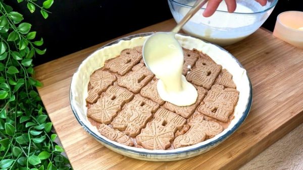 Ωραία cheesecake φτιαγμένο από ζαχαροπλαστείο με κρέμα speculos και τραγανή μπισκότα