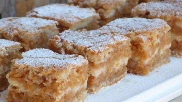 Γρήγορη κέικ μήλου από κούπα: Fluffy και Juicy επιδόρπιο τελείωσε σε λίγα λεπτά