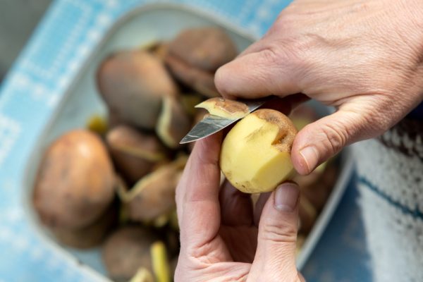 Κάντε το με τις πατάτες μόλις τα ξεφλουδίζετε. Μια απλή πράξη τους εμποδίζει να σκοτεινιάσουν