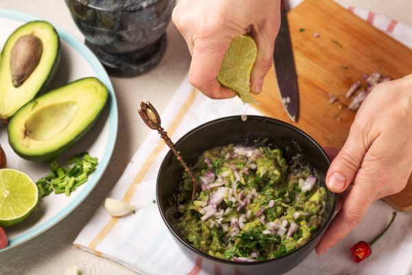 Υγιής εξάπλωση από το Μεξικό. Πώς κάνει το Guacamole; Μην ξεχνάτε το πράσινο συστατικό
