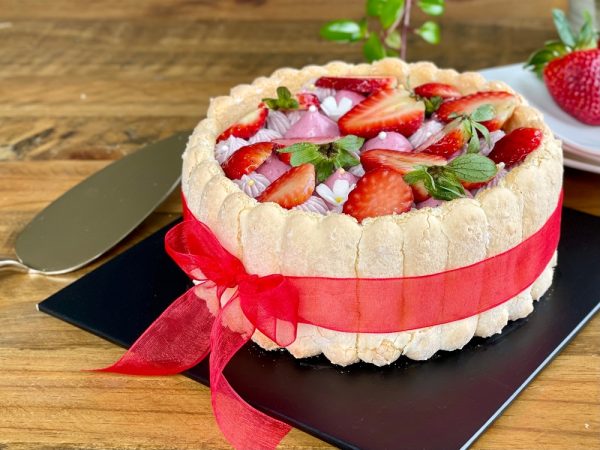 Καλύτερο κέικ την Ημέρα των Παιδιών; Strawberry Charlotte!