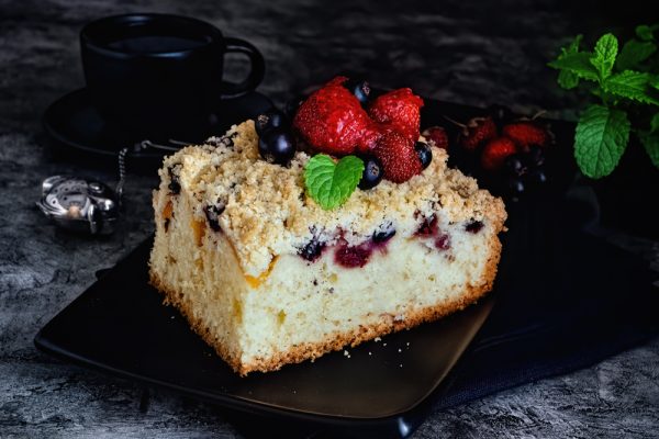 Fluffy Sour Cake με γλυκό ψίχουλο. Ιδανικό επιδόρπιο για το απογευματινό σνακ