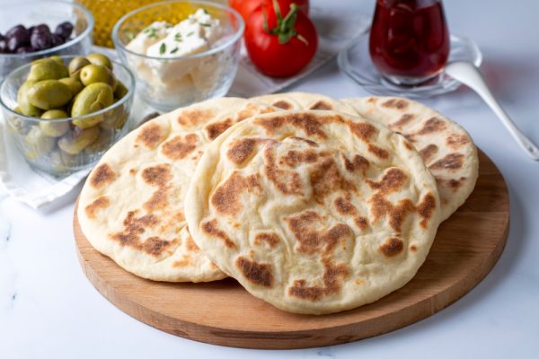 Ψωμί σε ένα τουρκικό στυλ. Αυτή η συνταγή θα σας εξοικονομήσει όταν ξεχάσετε να αγοράσετε ψωμί την Κυριακή.